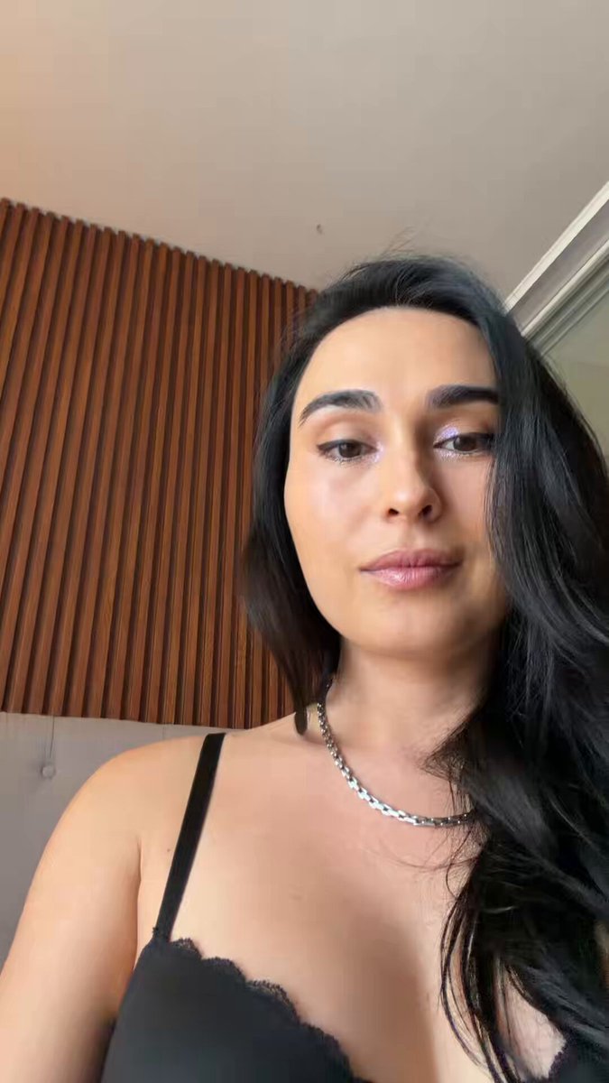 Ember Fiéra — 動画 — Hi I’m live on chaturbate