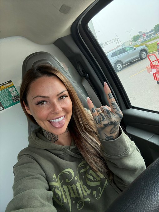 iamhely | helene boudreau — foto — 1 year & 2 months i leave canada 🥹proud emigrant❤️