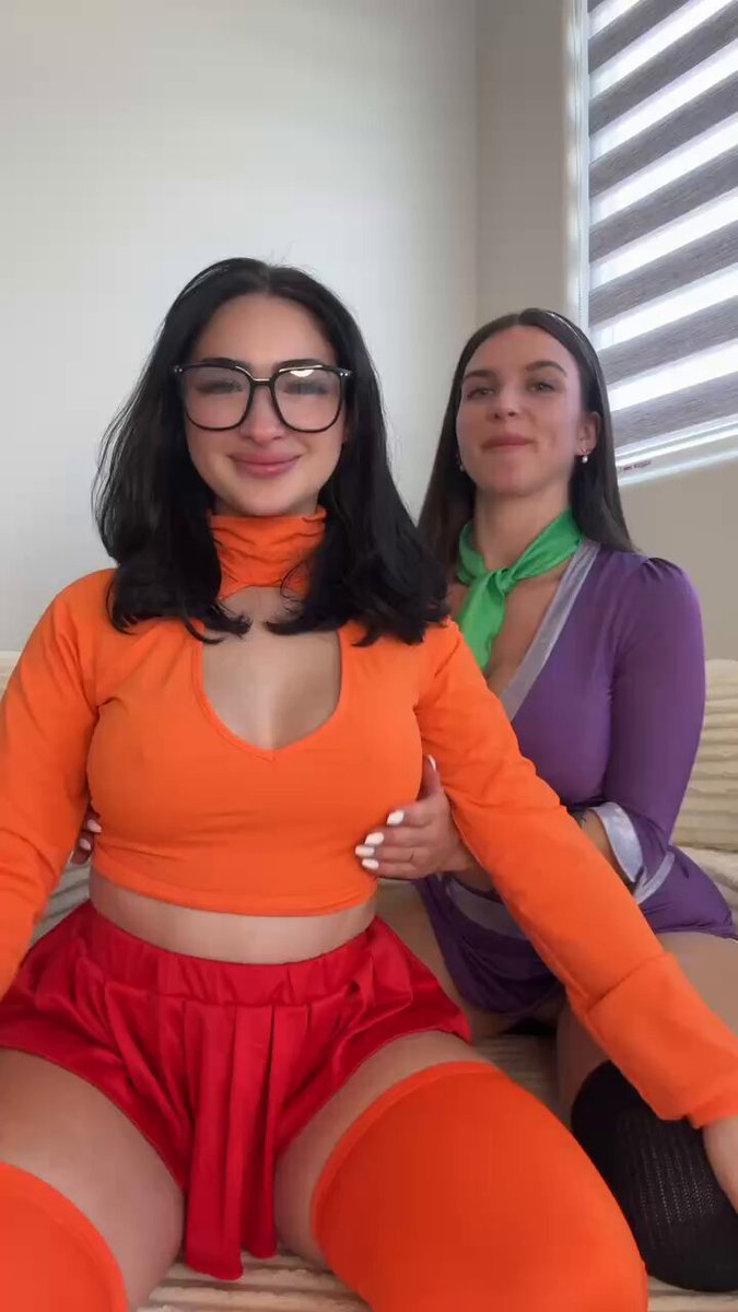 JayleneFox 🇵🇷 — Pornovideos — Velma and Daphne’s little secret… would you watch?
