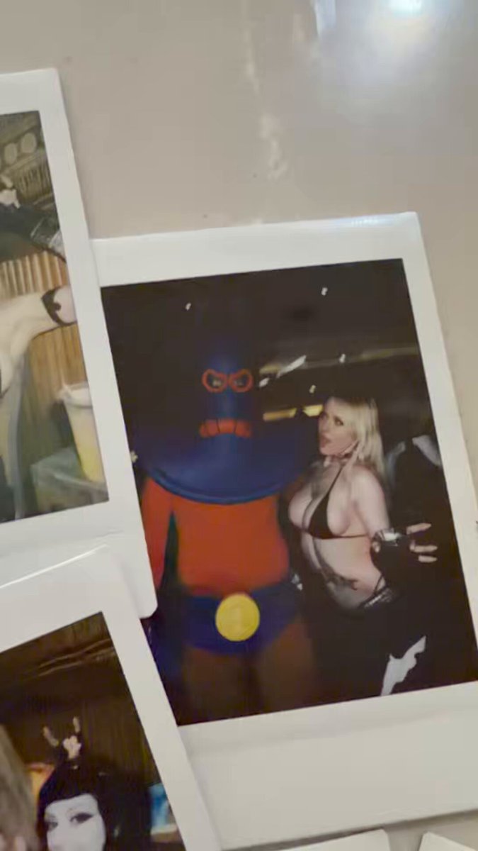 meowri — 動画 — I took a Polaroid with this Man Ray cosplayer at DragonCon and it’s now one of my favorites ever because if you zoom in on their face you can see their eyeballs