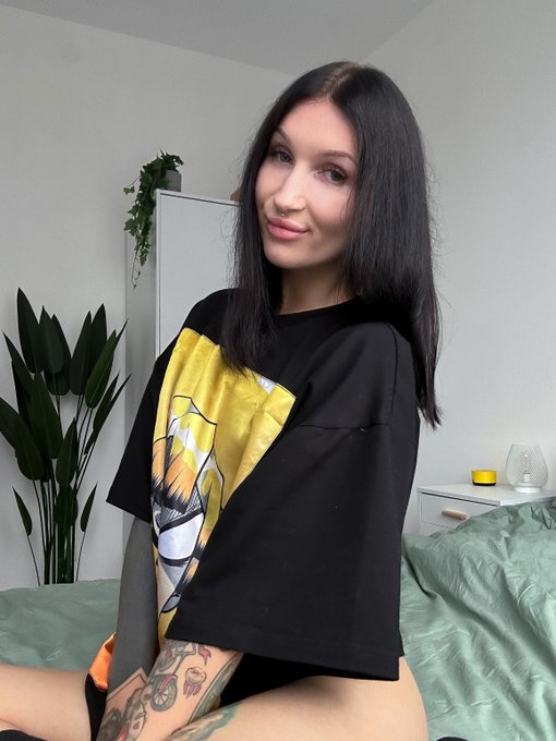 🦄 Keokistar🌟 FANSLY — Nacktfoto — Go 50 retweets to see pussy without panties?