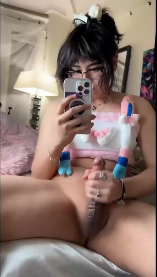 Kiyana Vi — Vídeo — am I bigger than you..? Be honest