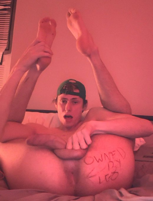 Leo Louis — Nacktfoto — Y'all know @whorsemeatX right? He keeps posting his nudes online and deleting his page, making a new account every time. Not anymore. I own him and I'm flying him in next month.