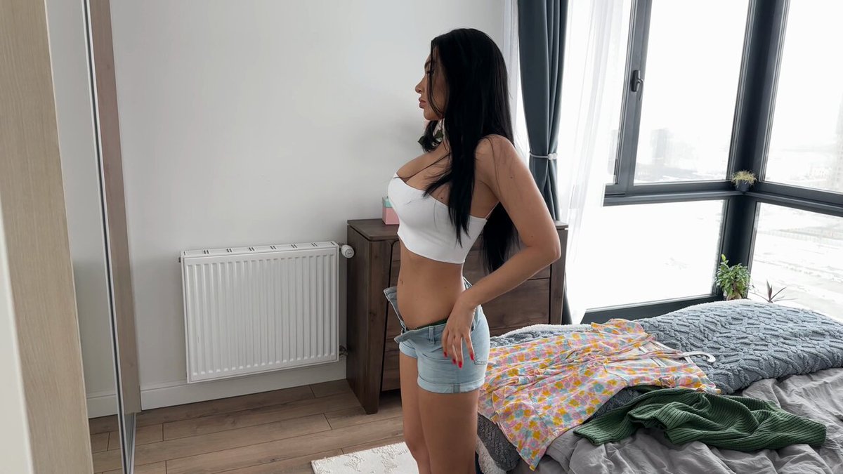 Melanie Queen 🔥 — Vídeo — I got Naked in Front of my Stepbrother! what a Big Cock he Has