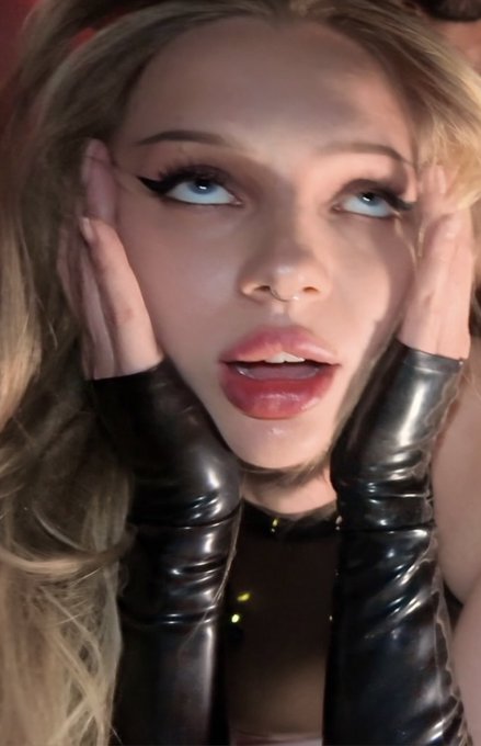 Thorri ANAL 💕 — Foto — I walked into a Berlin sex club for the first time nervous about what I was even going to do. Within an hour I was getting fisted in front of a crowd while two strangers held my legs wide open and a group of guys and girls touched me all over! Honestly, even writing that feels fucking crazy! I went into KitKat thinking we'd wear some latex, listen to techno and maybe have a little fun together somewhere dark and secluded. What actually happened ended up being one of the hottest and most intense experiences of my life... So... here's how it actually got to that point 🙈 It was my first time going to KitKat Club so I was a little nervous but also really excited to finally experience it. If you aren't familiar with KitKat, it's basically a kinky/sex-positive club in Berlin where people dress in fetish outfits, rave and can openly play and have sex around the club. I honestly wasn't planning on doing anything that crazy. For me it was mostly about finally getting to wear my latex out in a proper club, listening to techno and maybe doing some milder stuff if we were feeling it. Well... Apparently latex brings out the sluttiest side of me soooo obviously it got a little wilder than that 🙈 I swear the second I put the latex on, had a few drinks, danced for a bit and that initial nervousness disappeared, it was like a switch went off in my head. The music was amazing, the dancefloor was packed, everyone was dressed in kinky outfits and everywhere you looked people were dancing, kissing, playing or fucking. The whole vibe was just so fucking hot. While we were dancing Jax took my tits out and told me to take my panties off. Then he started touching and teasing me while we danced and I genuinely don't think I've ever felt that submissive and horny in public before. I'm dancing in the middle of this club with my tits and pussy out, feeling people looking at me while Jax is touching me everywhere except my pussy. Spreading my ass, playing with my asshole, grabbing my tits but whenever he did go near my pussy he'd just slowly tease it with his fingers then stop again 😩 I was SO fucking horny. I was literally begging him to touch my pussy and eventually he just grabbed my hand and started leading me through the crowded dancefloor. And this is where I started thinking "fuck, what is he actually about to do to me?" I'm following him through the club, tits and pussy still out, seeing guys looking at me as we walk past and all that attention was just making me feel even sluttier and more submissive. He took me upstairs to one of the play areas overlooking the dancefloor. There were beds, sofas and places to play, with quite a few people hanging around watching, kissing and doing their own thing. Jax found a spot, laid me down, spread my legs and immediately started sliding his fingers inside me one after another. After all the teasing and making me wait my pussy was completely soaked and so soft. It literally just wanted him to shove his whole hand in there right away 😩 Then with four fingers inside me he leaned over, kissed me and said "Are you gonna be a good girl for me?" That sentence gives me the most intense butterflies when I'm already feeling really submissive and the second he said it I knew exactly what was about to happen. The moment I said yes I felt the intense stretch and pressure of his whole fist pressing all the way into my pussy and my brain just instantly disappeared! I remember my eyes rolling back and trying to close them and Jax grabbing me by my latex collar and telling me: "Look around." So I did and suddenly realised pretty much everyone in that area was watching us. I'm lying there with my legs spread, his whole fist inside me, his hand around my collar and all these strangers are just stood or sat around watching us. Jax starts telling me what a good girl I am and how everyone can see what a good slut I'm being for him. I could barely even process it because the feeling of his fist twisting and stretching me was taking up basically my entire brain! Then he sat me up and told me to kiss him and the second I leaned forward to kiss him he started ramming his fist in and out of me really hard going way harder to the point I couldn't even concentrate enough to kiss properly. He just looked at me and said "I told you to kiss me." So I'm desperately trying to be a good girl and kiss him properly while barely being able to do anything except moan 😩 By this point a little crowd had started forming around us and that's when Jax looked at one of the guys watching and told him he could touch me. At this point I was like what the fuck is actually happening right now 🫠 I've got a complete stranger touching and kissing my tits while Jax is using me and telling me what a good slut I am. Then Jax tells me to touch the guy. So I do. No hesitation. I'm jerking this stranger dick while Jax is completely using my pussy and all these people are watching what he's doing. I felt like SUCH a slut and I fucking loved every second of it 😩 Not long after that Jax started inviting more people from the crowd to touch me. So now there's this group of guys and girls around me, hands all over my body, stroking my legs, grabbing and kissing my tits while Jax is still twisting his fist in my pussy. I somehow felt like a goddess being worshipped by everyone and a completely submissive little slut at exactly the same time. I can't really explain that feeling but it was fucking incredible. Then Jax sat me up and got two guys to sit either side of me and hold my legs wide open for him so my pussy was fully open and exposed to this group of strangers. This was the only time I wasn't getting fisted so it was probably the first moment the reality of what I was doing REALLY hit me. Bare in mind my pussy was really puffy and stretched from the hard fisting at this point and now I've got two strangers physically holding my legs open while this whole group of people are stood around looking at me, some of them jerking their dicks at my used exposed pussy! Then Jax starts teasing me again. He's asking "Are you a good girl?" Making me beg him to carry on. And every time I begged he'd tell me "Say it louder. Let everyone hear you." So I did 😩 At this point I didn't care about anything. I wanted it so badly I was practically shouting it in front of all these strangers. Then he kissed me, told me to look around at everyone watching me and for a few seconds I actually managed to take it all in. I made eye contact with all these people around me and had this overwhelming realisation of Holy fuck. I'm actually doing it. I'm actually living out one of those fantasies that has existed in my head but that I never genuinely thought I'd have the confidence to experience in real life. And right as I'm having that realisation, with these two strangers still holding my legs open, with no warning Jax just slams his whole fist deep into my pussy and my brain just completely melts again! I cant even explain the level of pleasure I was experiencing! I was moaning so loud, he's fisting me as hard as he can, all the way in and out so the crowd can see my open pussy. Im telling you this part from Jax’s recollection of what he told me btw because by this point my memory becomes a little less reliable 😂 All I really remember is the ridiculous amount of pleasure and this overwhelming feeling of just completely letting go. At one point he had the two guys still holding my legs open while he invited people to start touching me again. So I'm against this sofa with strangers holding me open, guys and girls stroking my legs and body, people grabbing and kissing my tits. I had a girl kissing my neck and teasing my nipples from the side. And OMG 🥵 That was basically my first proper girl-on-girl experience and I definitely want to explore more of that! Through all of it Jax was right in front of me making eye contact, smiling at me, telling me I'm his good girl and keeping me focused on him. Every time I started disappearing into my own head he'd tell me... "Look at me." "Don't close your eyes." Or tell me to look around at everyone watching me. I swear I've never been so turned on in my life. I genuinely felt like I could have taken anything in that moment and if Jax told me you're gonna get gang banged now I would have wanted to do it! There were obviously lines we weren't going to cross in that environment, so actual sex stayed between me and Jax but it made me want to do that kind of stuff even more! It was probably the most intense combination of feeling vulnerable, exposed, submissive and completely safe that I've ever experienced. And everyone around us was actually so respectful. Nobody grabbed me without permission. Jax chose who could touch me and they followed his lead, which made it even hotter. Also... one thing that I weirdly REALLY loved afterwards was realising that none of these people knew who I was. I'm obviously not pretending I'm some huge celebrity 😂 but all these random people who happened to be in that room, watching me and touching me, had absolutely no idea I was Thorri. To them I was literally just some random kinky girl in latex whose boyfriend had decided to completely show her off in front of everyone. They were just in the right place at the right time and got to be part of this insane experience with us. I found that so fucking hot. There was one guy Jax told me about afterwards who I don't even properly remember because I was too busy getting fisted! He was this young Asian guy, probably early 20s, quite nerdy looking and seemed a little shy. Jax told him he could touch me and apparently the guy looked like he couldn't believe what was happening 😂 He started really gently stroking my leg while watching everything, completely mesmerised. Then Jax told him he could touch my tits and apparently his face was just pure disbelief. When Jax told me about it afterwards I found that ridiculously hot. Just imagining that for this random guy, he might have walked into KitKat that night having absolutely no idea what was about to happen and suddenly he's involved in someone else's fantasy that probably feels like one of his own. There's actually loads more from that night but this has already turned into an essay and it's hard not to just ramble! so ill leave it at that. But I do want to say one thing because this is probably why the whole experience meant so much to me. I know a lot of you probably see what I post now and just assume I've always been this ridiculously sexual, confident girl. I really haven't. If you've followed me from the beginning, or you've read some of my older posts about what I was like before meeting Jax and opening up sexually, you'll know I used to be really shy and pretty sexually repressed. There are fantasies I wouldn't even have admitted out loud to myself a few years ago. So to go from that to walking through a packed Berlin club in latex with my tits and pussy out... to being held open in front of strangers while Jax uses my pussy... and actually being able to let myself enjoy every fucking second of it... I can't properly put into words what that feels like. Jax has helped me realise there isn't anything wrong with embracing that part of myself or enjoying my slutty fantasies. And apparently once that door opened I decided to sprint straight through it 😂 So yeah... A few years ago I wouldn't have even admitted to myself I wanted to experience something like that. Now I've actually lived it it's made me want even more 🙈 I'm definitely not done exploring that side of myself 🖤